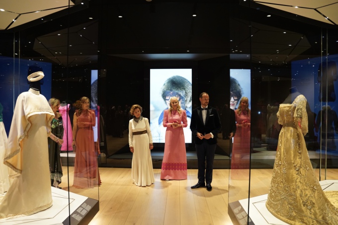 I rom 31 er samlingens kongelige drakter og kjoler utstilt. Foto: Sara Svanemyr, Det kongelige hoff. 